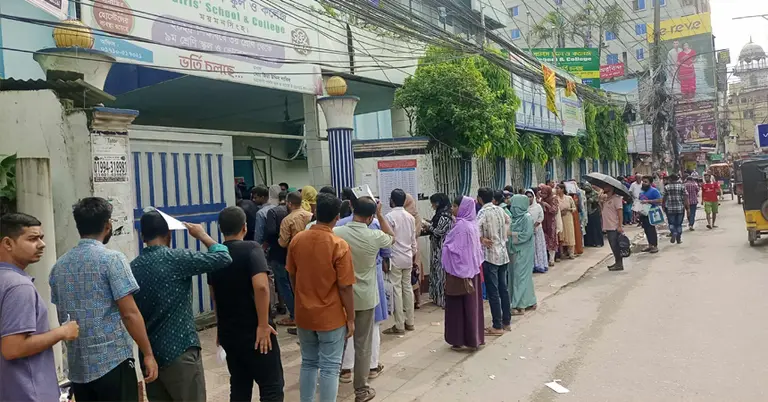 পরীক্ষা কেন্দ্রের সামনে পরীক্ষার্থীদের ভিড়